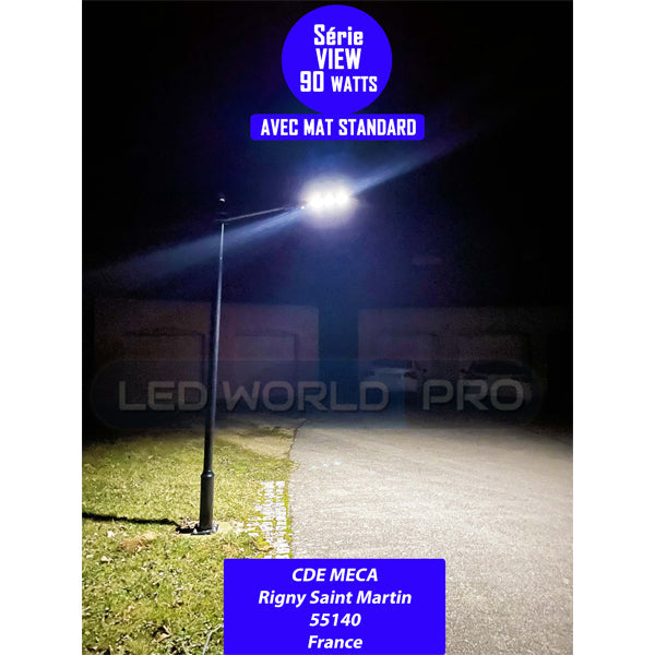 Pack lampadaire solaire complet triple tête 6 mètres : 3x Solaires - Luminaires LED pour Candélabre / Lampe de rue et parking - Série VIEW - 90 Watts - 6000K + Mât STANDARD 6 mètres + Triple tête de mât perpendiculaire + Adaptateur 60/50mm