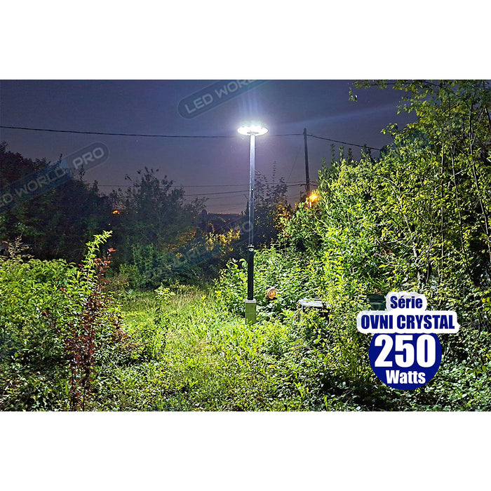 Pack de 4x Lampes solaires pour extérieur - Série OVNI CRYSTAL - 250 Watts - 1500 Lumens - Angle 360° - IP65 -  Lampe 55 x 55 x 6 cm - Tube d'insertion 60/76 mm - Panneau polycristallin 36 x 42 cm - Détecteur de mouvement - Télécommande - 3000k