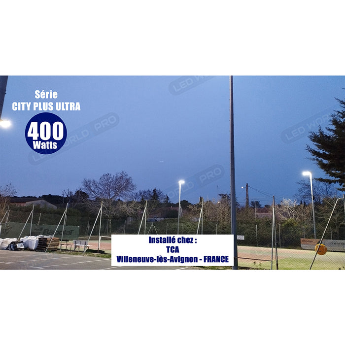 Pack lampadaire filaire complet 3 mètres : Projecteur LED filaire Série CITY PLUS ULTRA V2 600 Watts CCT + Mât STANDARD - 3 mètres avec trappe au choix (Série STANDARD V2 EVO ou Série STANDARD V4 EVO) + Tête de mât rectangulaire